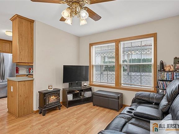 3rd image of 4 Jessie Ln