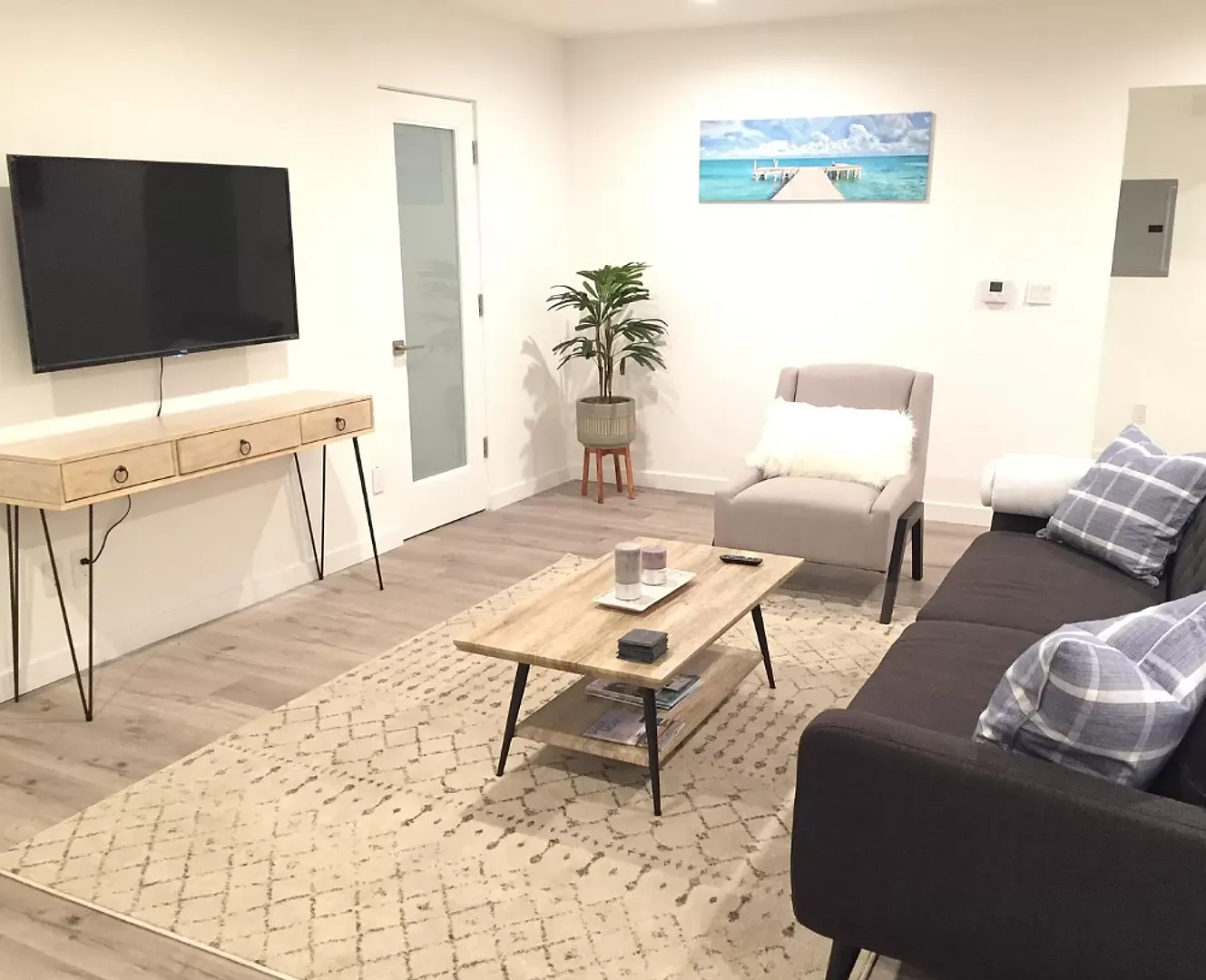 Luxury 2 Bedroom 2 Bath Available now! — Photo 4