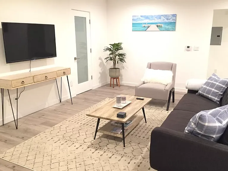 1233 Franklin St #103 — Photo 1