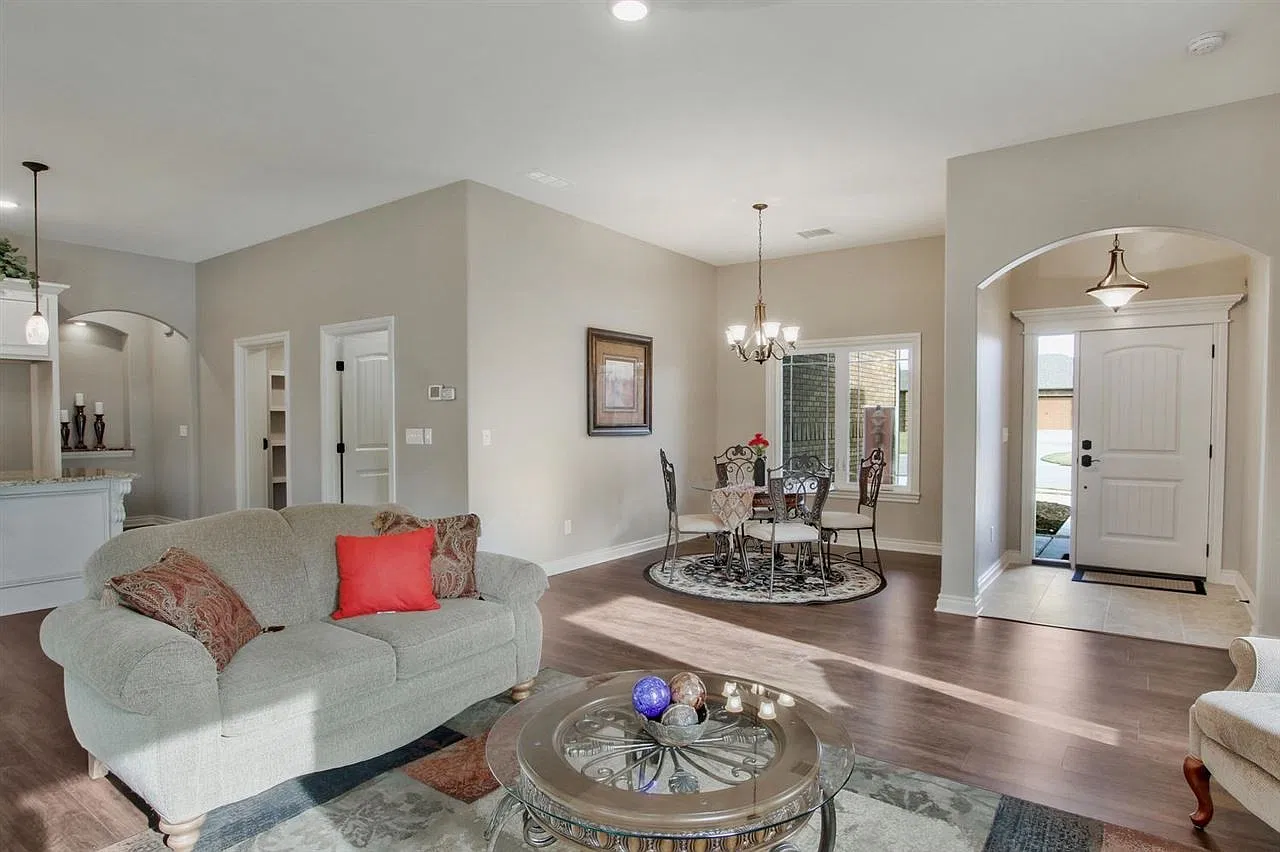 3 bed, 1677 sqft, $2,400 — Photo 2