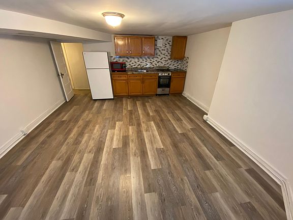 3rd image of 940 N Oakley Blvd