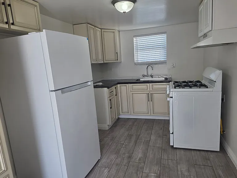 318-320 Highland Dr — Photo 10