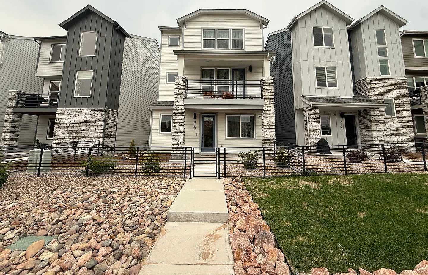 Beautiful 2024-Built 4 Bedroom, 4 Bathroom Home with Pikes Peak Views off Interquest — Photo 4