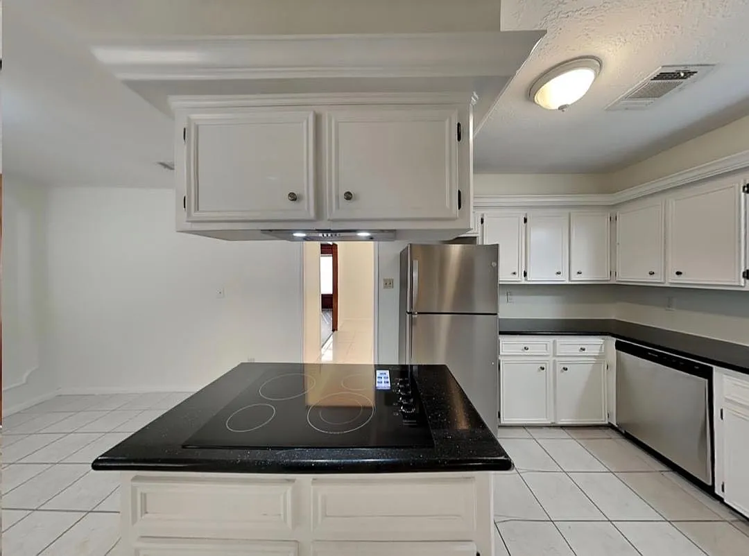 4 bed, 2.5 bath, 1851 sqft, $1,892 — Photo 4