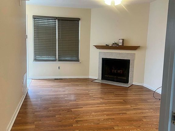 5th image of 219 London Ct Unit 219