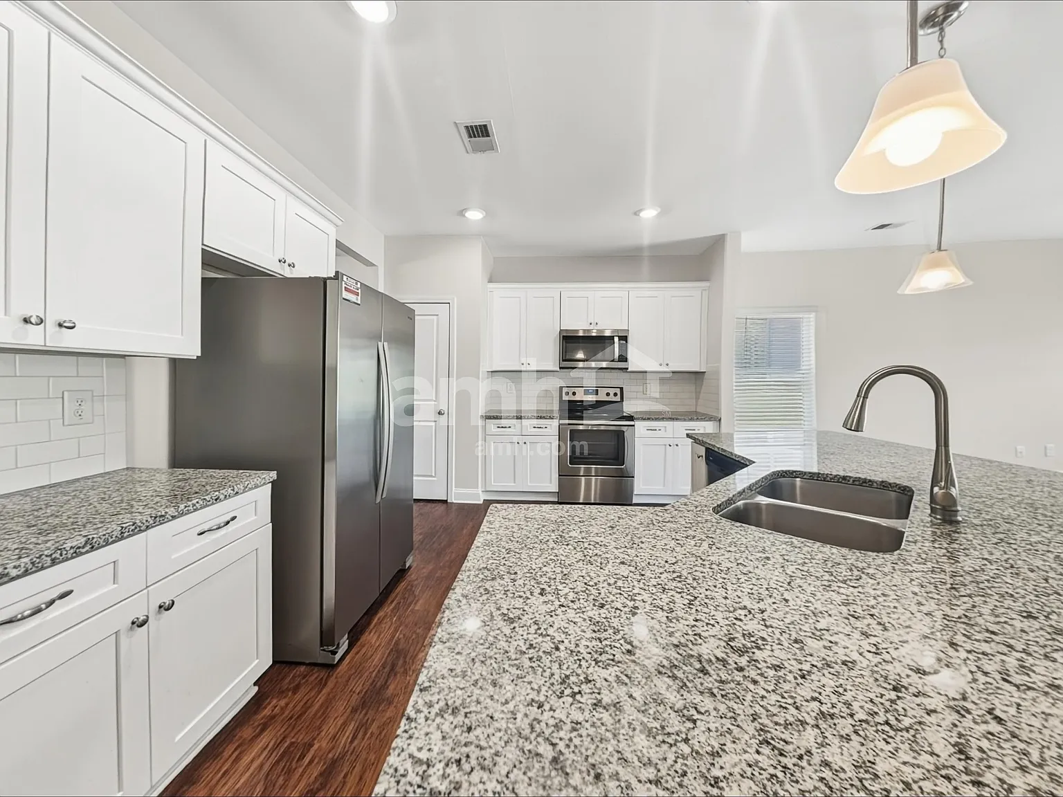3 bed, 2.0 bath, 1606 sqft, $2,140 — Photo 3