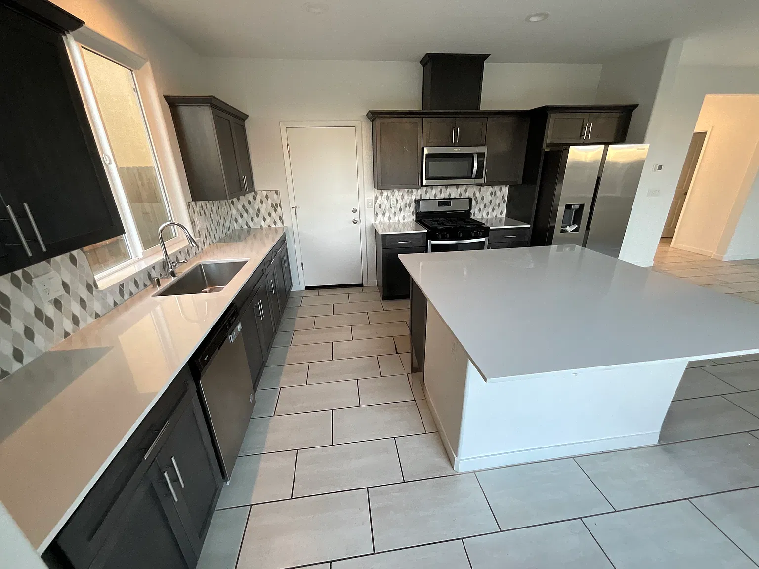 3 bed, 1908 sqft, $2,650 — Photo 4