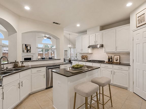 4th image of 639 Silver Ridge Dr