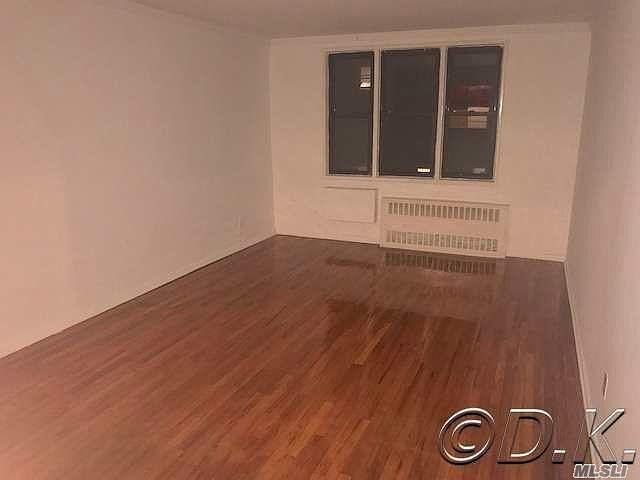 Jr. 4 with a terrace. WoW!!!! This Building is on the boardwalk. Seconds to the beach and ocean. Shopping and restarants.