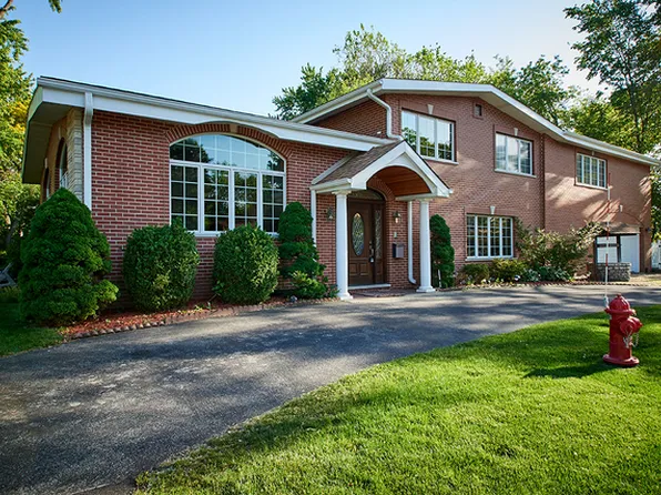 9136 Samoset Trl, Skokie, IL 60076