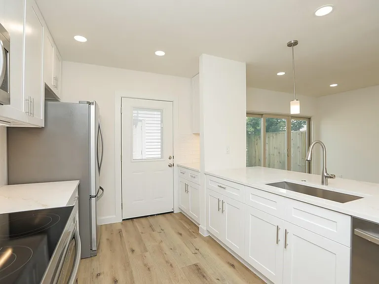 2050 Augusta Dr — Photo 15