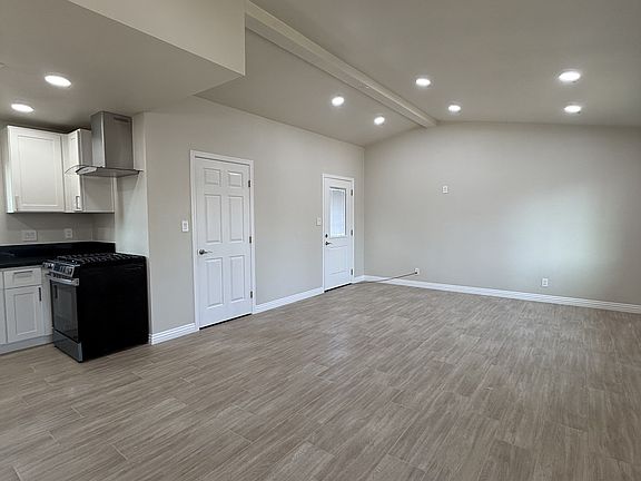 2nd image of 4823 W Myrtle Ave #B
