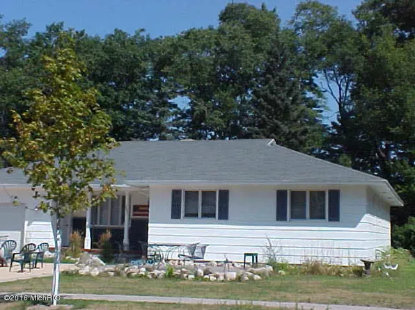 302 W Lowell St, Pentwater, MI 49449