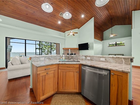 4th image of 199 S Bear Pointe Dr