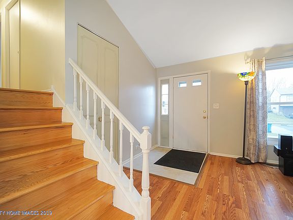 4th image of 1135 Roslyn Ln
