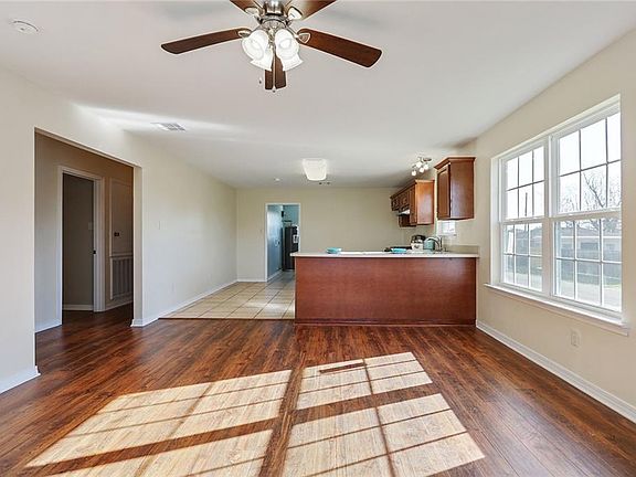 3rd image of 7601 Weaver Ave