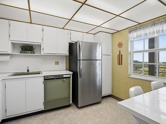 5th image of 575 Oaks Lane #908