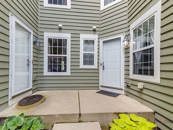 3rd image of 460 W Fairview Cir