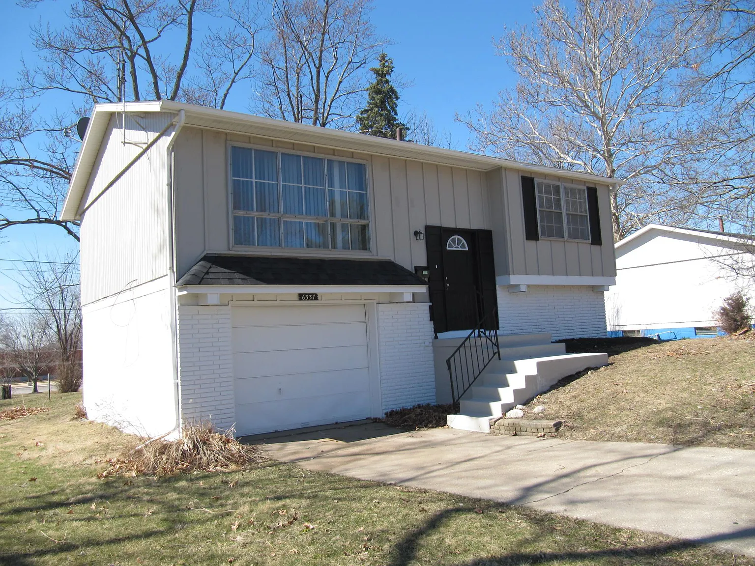 6337 N Randwick Rd photo 1
