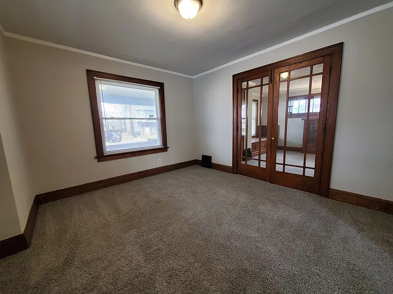 924 Hamlin St — Photo 5