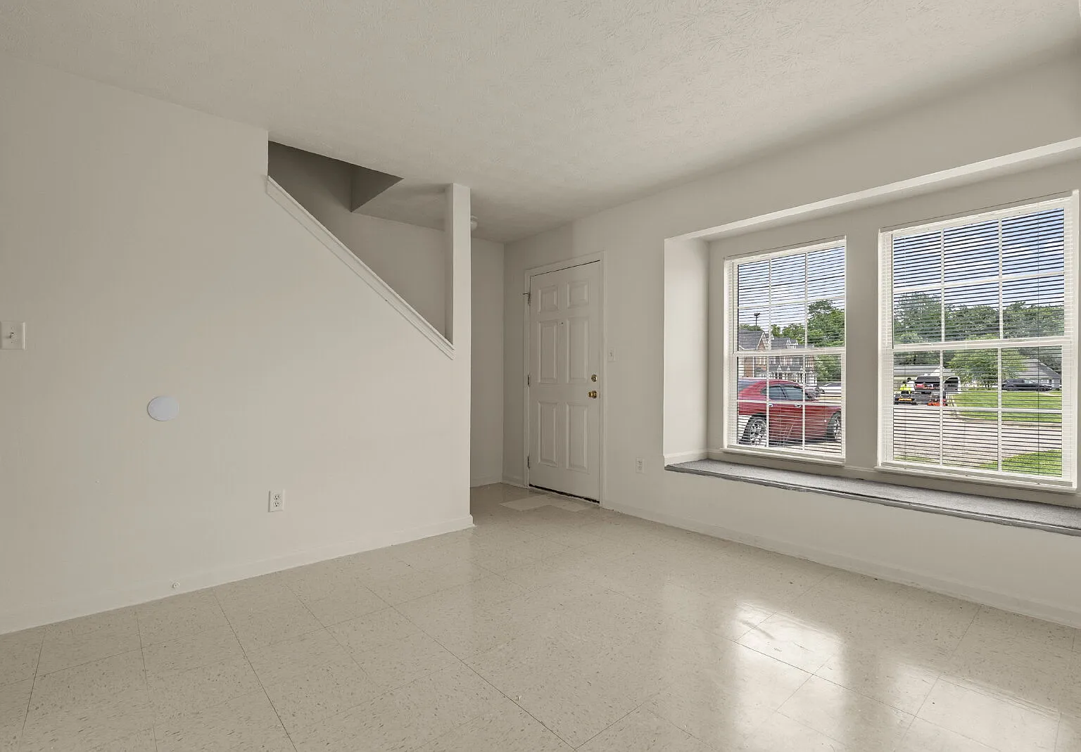 3 bed, 1.5 bath, 1360 sqft, $1,900 — Photo 4
