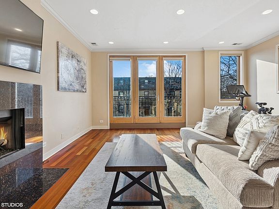3rd image of 1638 W Diversey Pkwy #2