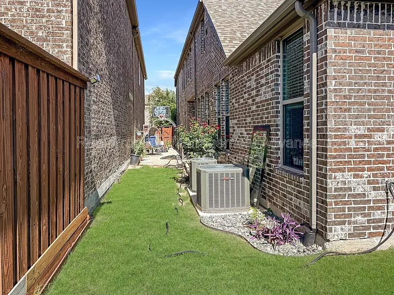 9209 Guadalupe St — Photo 4