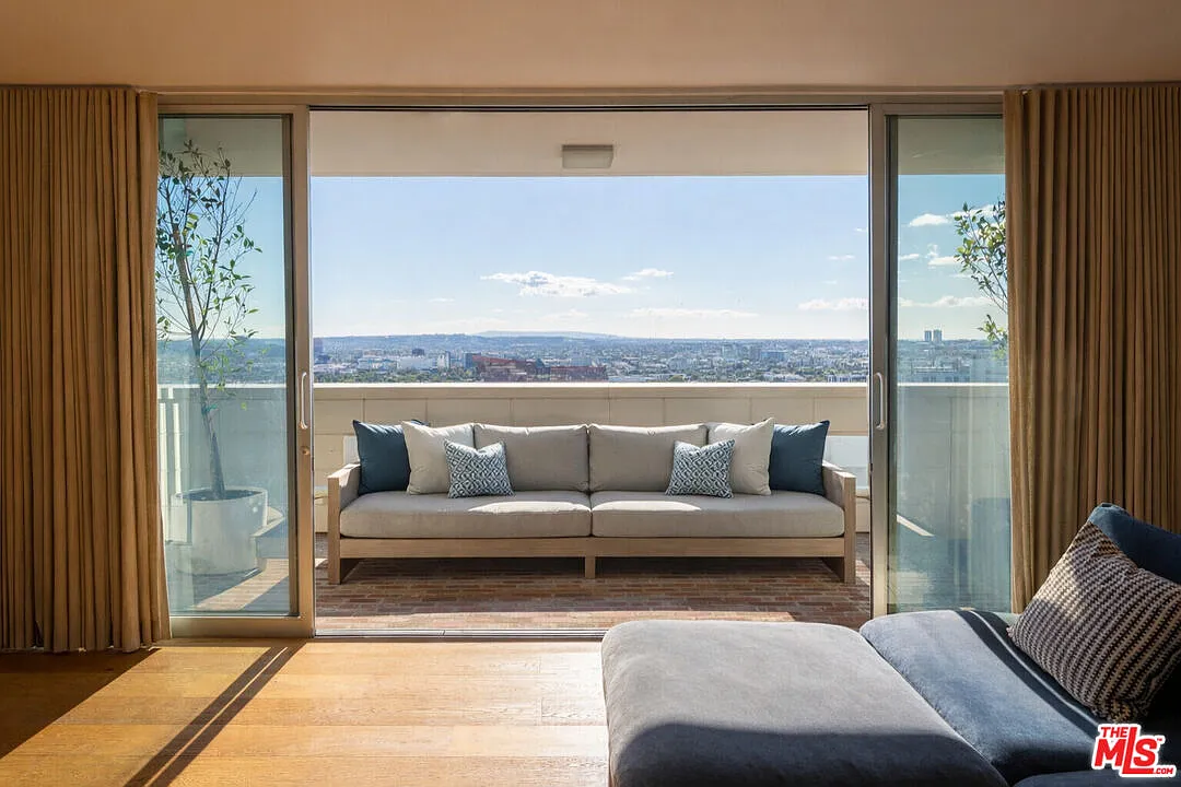 1 bed, 1.0 bath, 1090 sqft, $7,950 — Photo 3