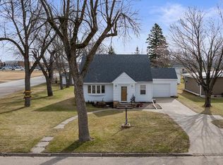 301 S Oak St, Hendricks, MN 56136