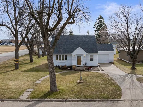 301 S Oak St, Hendricks, MN 56136