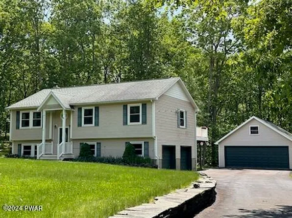 1113 Dewberry Dr, Hawley, PA 18428