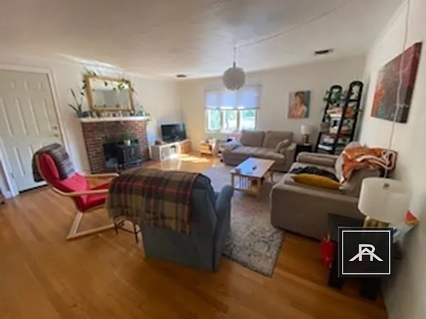 4 bed, 2.0 bath, 1700 sqft, $5,200 — Photo 2