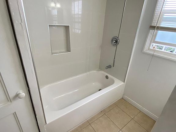 4th image of 1119 N Ogden Dr #1/4
