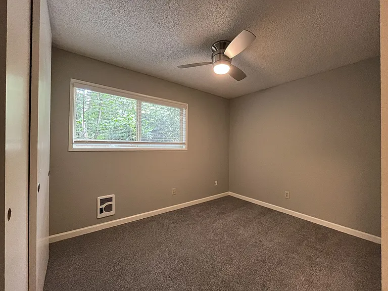 15827 NE Glisan St #3 — Photo 18
