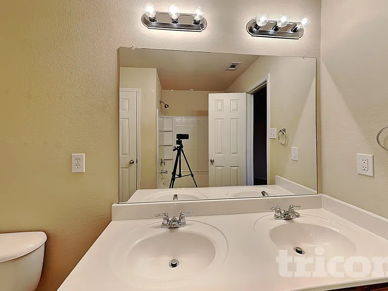 1248 Collett St — Photo 9