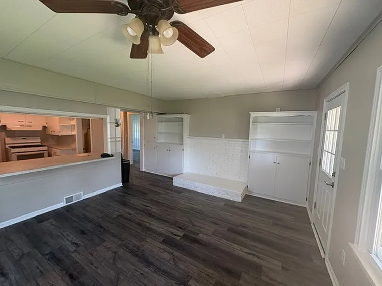 406 N Armstrong St — Photo 5