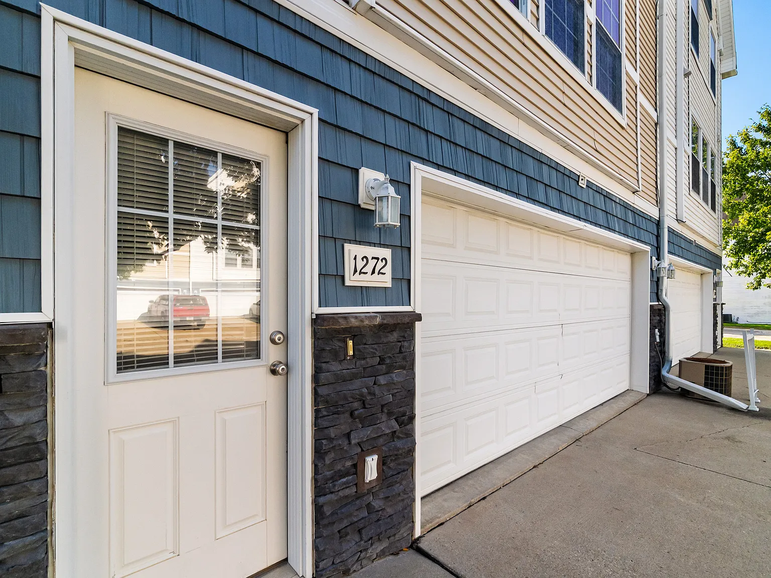 2 bed, 1.5 bath, 1056 sqft, $1,450 — Photo 2