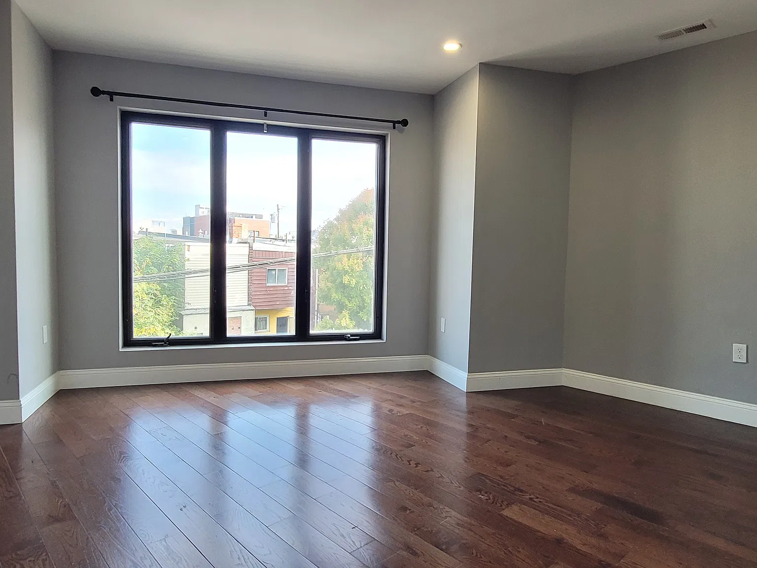 3 bed, 2200 sqft, $2,100 — Photo 4