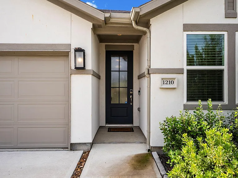 1210 Sugar Dr — Photo 3