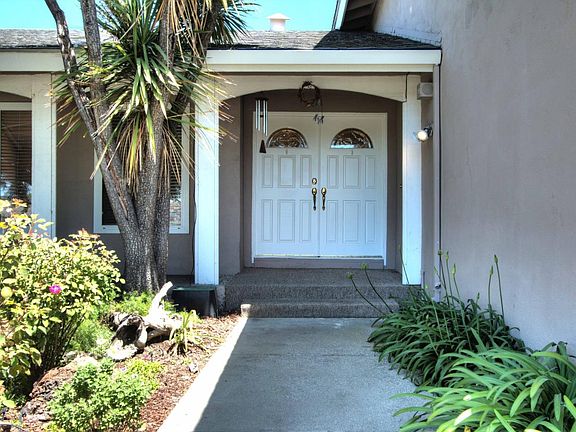 2nd image of 388 Avenida Abetos