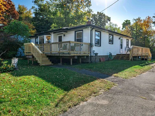 6125 Pontiac Lake Rd, Waterford, MI 48327