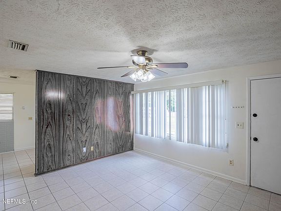 5th image of 548 BLAIRMORE Boulevard W