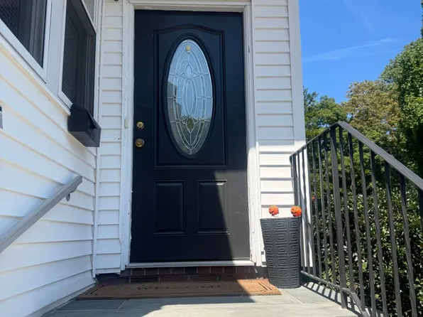 83 Lovett Street, 83 Lovett St APT 1, Beverly, MA 01915