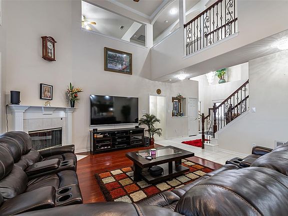 5th image of 2031 Camelot Dr