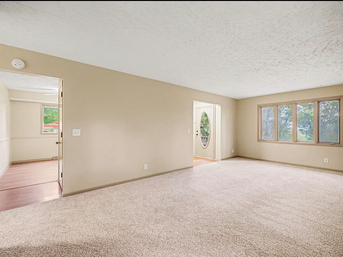 3 bed, 1428 sqft, $2,100 — Photo 3