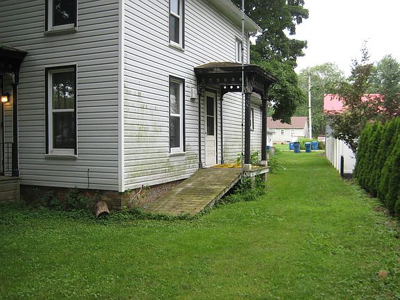 3rd image of 207 N Meadow St