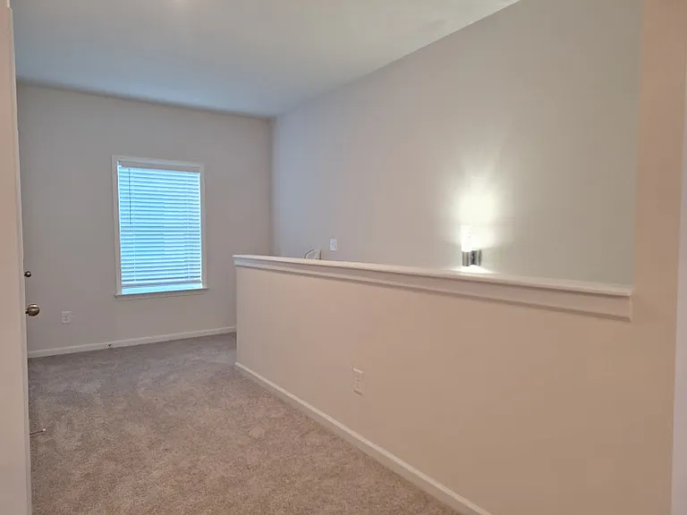 160 Marion Dr — Photo 3