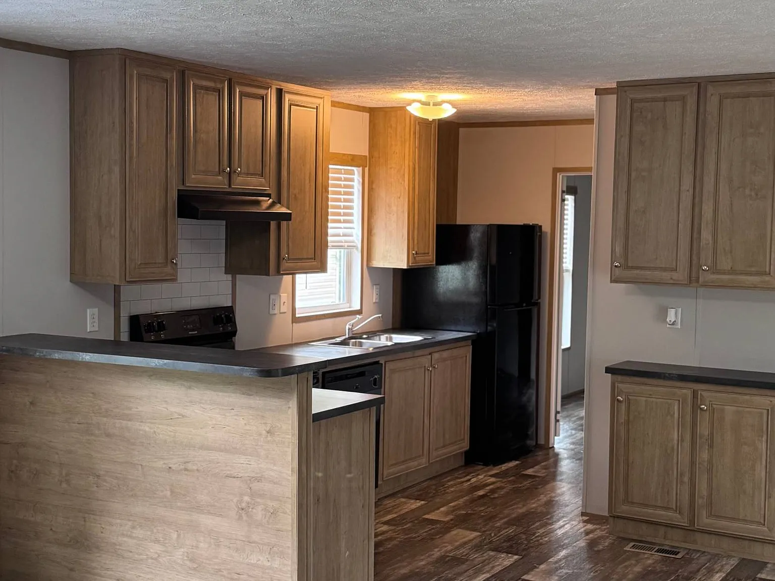 3 bed, 2.0 bath, 1056 sqft, $1,450 — Photo 2
