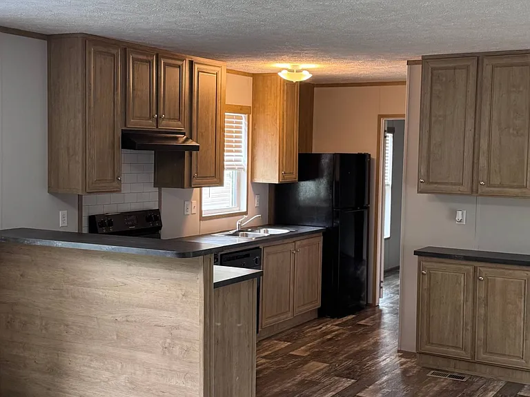 211 Oxford Cir — Photo 2