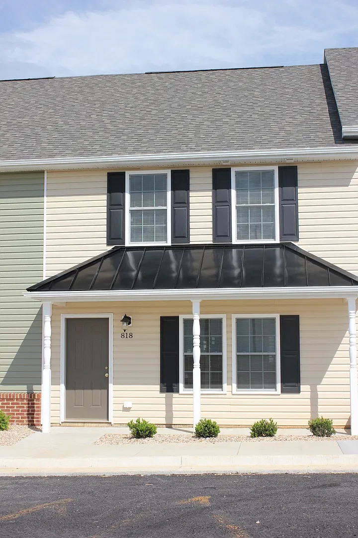 3 Bedroom, 2.5 Bath Townhome for Rent — Photo 1